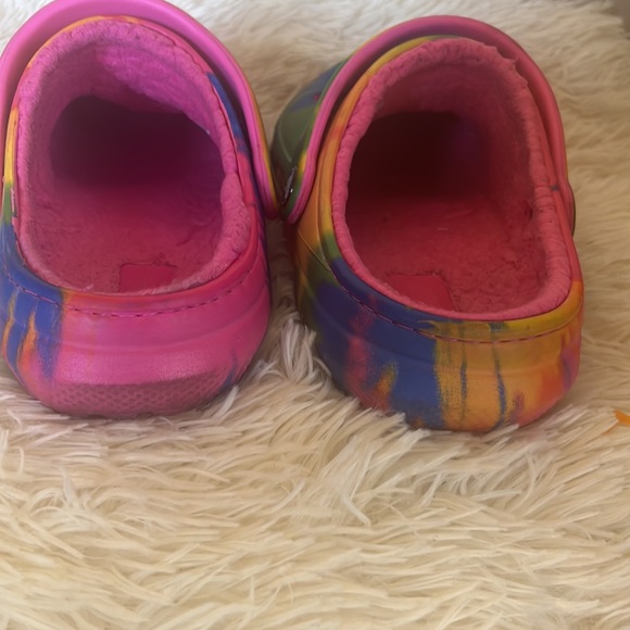 Crocs Tie- Dyed Fleece Lined Shoes Pink ,Yellow, Blue sz 5 - Picture 5 of 9
